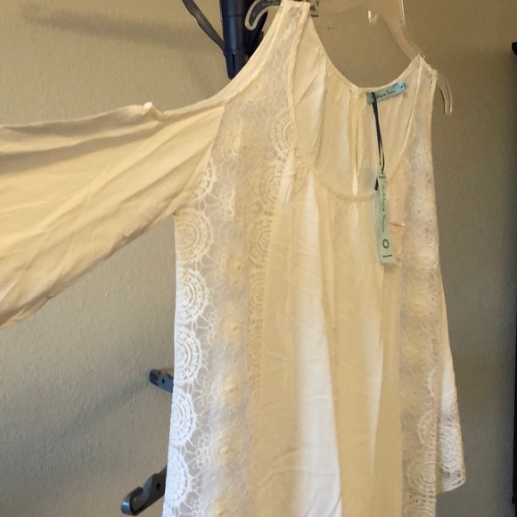 Soft white Embroidered exposed shoulder top - Picture 9 of 9